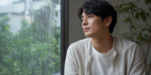 気のせいじゃない。梅雨どきに増える頭皮のニオイ・かゆみとAGAのサイン